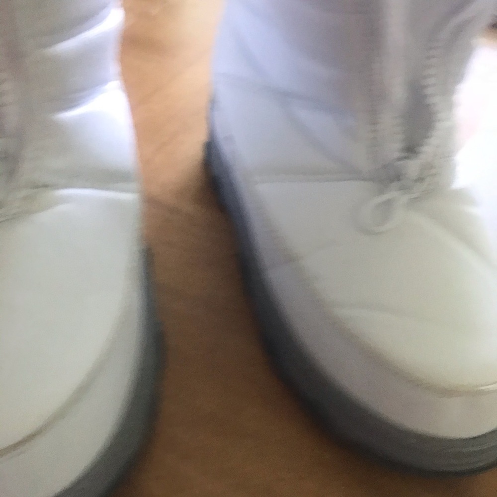 Khombu Girls Sze 2 White Snow Boot &North Face Hat - Picture 6 of 16